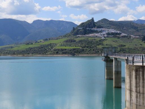 Zahara de la Sierra, Spanien, Staudamm direkt vor dem Ort