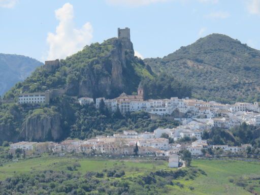 Zahara de la Sierra, Spanien, weiße Häuser und Turm auf dem Berg