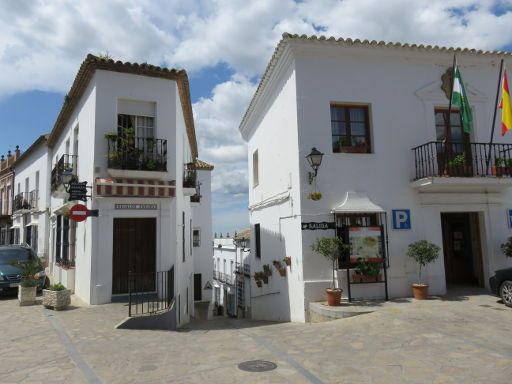 Zahara de la Sierra, Spanien, Einbahnstraße und Ausgang / Salida