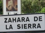 Zahara de la Sierra, Spanien, Schild am Ortseingang