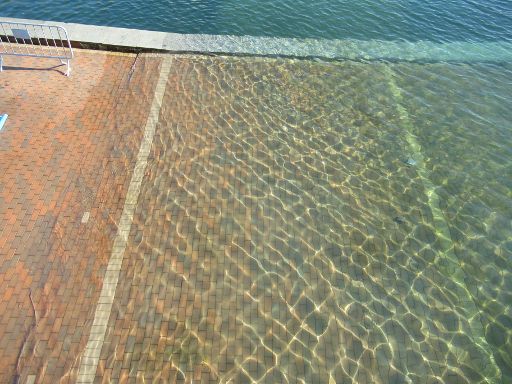 V. Galipa Swim Zierbena, Schwimmwettbewerb 2023, Zierbena, Spanien, Wasserqualität im Hafen