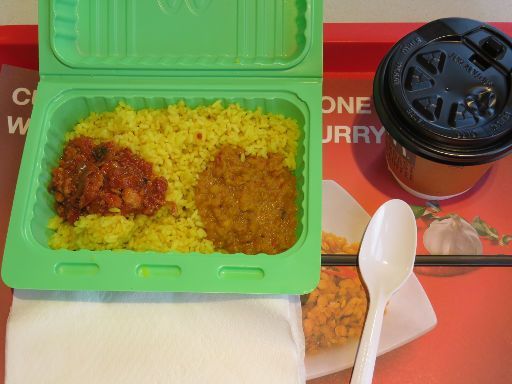 Colombo, Sri Lanka, Deutschland, Essen, Restaurant, Mc Donald’s® mit Curry und Reis und einem schwarzen Kaffee