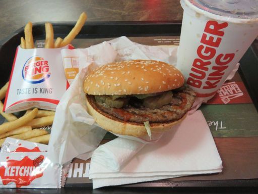 Colombo, Sri Lanka, Deutschland, Essen, Restaurant, BURGER KING® Wopper®, Pommes mit Ketchup und eine Pepsi® 16oz