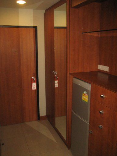 21 Living Place, Bangkok, Thailand, Zimmer 203 Eingangstür, Schrank, Kühlschrank, Ablageflächen