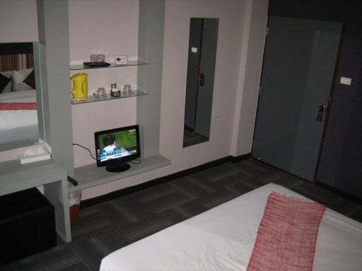 Baiyoke Boutique Hotel Bangkok, Thailand, Doppelbett, Flachbildfernseher, Wasserkocher, Tisch mit Hocker