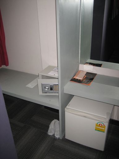 Baiyoke Boutique Hotel Bangkok, Thailand, Mini Safe, leerer Kühlschrank, Stoffslipper