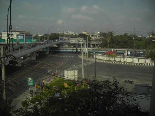 Bangkok City Suite Hotel, Bangkok, Thailand, Ausblick auf die belebte Autobahn und Eisenbahnlinie