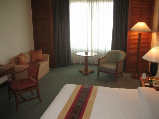 Century Park Hotel Bangkok, Thailand, Doppelbett, Schreibtisch mit Stuhl, Couch, Sessel und Tisch