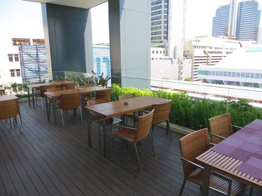 Mercure Bangkok Siam, Bangkok, Thailand, „The Eight“ überdachte Terrasse mit Blick zum MBK Center