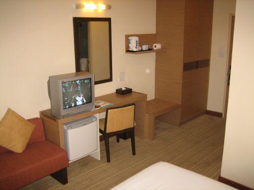 Ibis Siam Hotel, Bangkok, Thailand, Standardzimmer mit Fernseher, Kühlschrank, Kofferablage, Sofa, Schrank