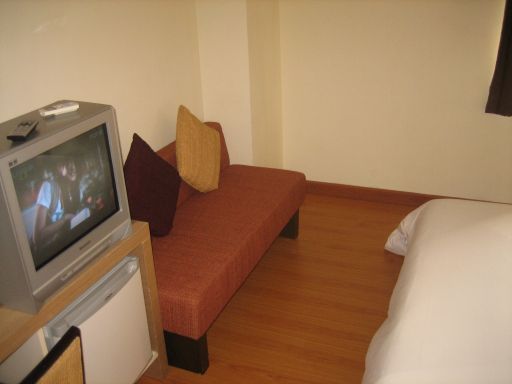 Ibis Siam Hotel, Bangkok, Thailand, Standardzimmer Nummer 603 mit Fernseher, kleiner Couch, Kühlschrank