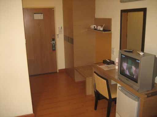 Ibis Siam Hotel, Bangkok, Thailand, Standardzimmer Nummer 603 mit Eingangstür, Schrank mit Mini Safe, Kofferablage, Spiegel und kleinem Tisch mit einem Stuhl