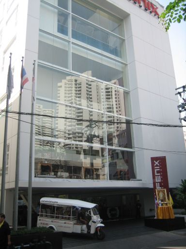 Le Fenix Sukhumvit Hotel Bangkok, Thailand, Außenansicht mit Hotel Tuk Tuk