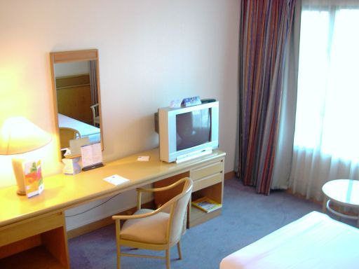 Novotel on Siam Square, Bangkok, Thailand, Standardzimmer mit TV, Schreibtisch, Fenster, Spiegel