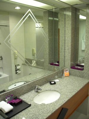 Pathumwan Princess Hotel Bangkok, Thailand, Bad mit Waschbecken, WC und Badewanne