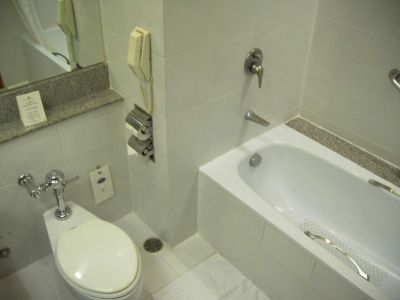 Pathumwan Princess Hotel Bangkok, Thailand, Bad mit WC und Badewanne