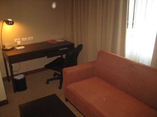 President Palace Hotel, Bangkok, Thailand, Schreibtisch, Sofa und Fenster