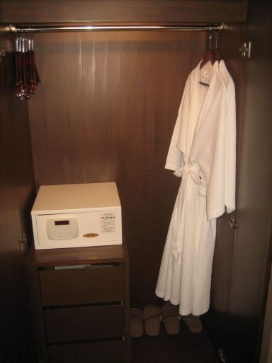 President Palace Hotel, Bangkok, Thailand, Schrank mit Minisafe und Bademantel