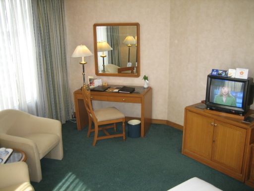 Rembrandt Hotel, Bangkok, Thailand, Standardzimmer mit 2 Sesseln, Tisch, kleinem Schreibtisch, Stuhl, Fernseher