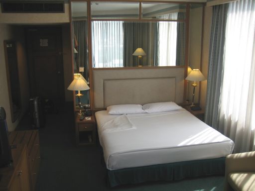 Rembrandt Hotel, Bangkok, Thailand, Standardzimmer mit Doppelbett, Kofferablage, Fernseher, Eingangstür, Einbauschrank