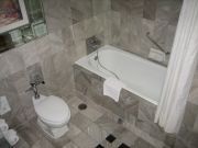 Rembrandt Hotel, Bangkok, Thailand, Badezimmer mit WC, Badewanne und Waschtisch
