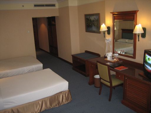 Royal Benja Hotel Bangkok, Thailand, Standard Zimmer mit 2 Betten, Fernseher, Kofferablage, Spiegel und Wandschrank