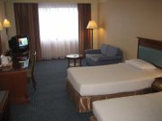 Royal Benja Hotel Bangkok, Thailand, Standard Zimmer mit 2 Betten, Fernseher, Sofa und Tisch