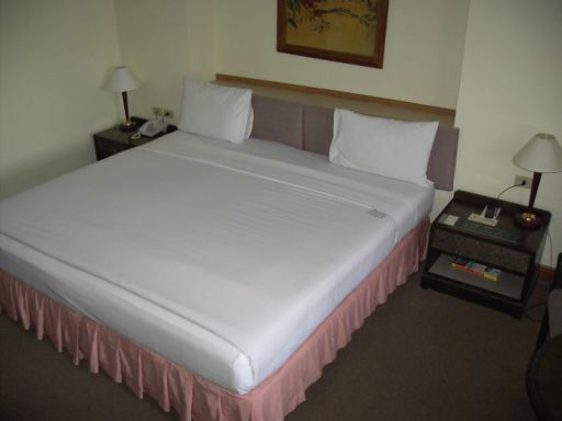 Silom City Hotel, Bangkok, Thailand,Doppelbett und zwei Nachttische