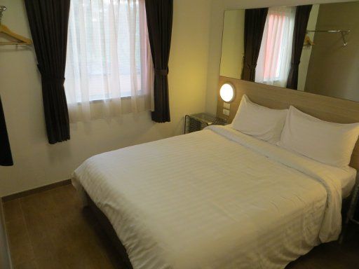 Tune Hotel, Asoke, Bangkok, Thailand, Zimmer 222 mit Doppelbett, Fenster, Kleiderbügel, Nachttisch und Mini Safe