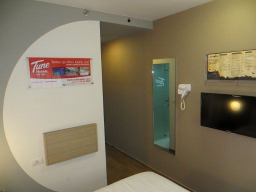 Tune Hotel, Asoke, Bangkok, Thailand, Zimmer 222 mit Klapptisch, Wandspiegel, Föhn und Flachbildfernseher