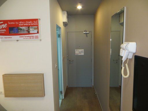 Tune Hotel, Asoke, Bangkok, Thailand, Zimmer 222 mit Eingangstür, großer Wandspiegel, Föhn, Eingang zum Bad