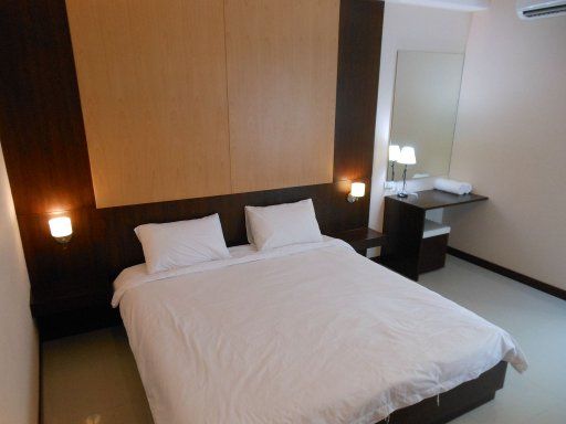 777 Hometel Hotel, Nakhon Phanom, Thailand, Zimmer 210 mit Doppelbett, Nachttisch, Tisch, Hocker und Spiegel