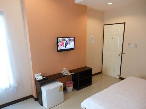 777 Hometel Hotel, Nakhon Phanom, Thailand, Zimmer 210 mit Flachbildfernseher, Kühlschrank und Eingangstür