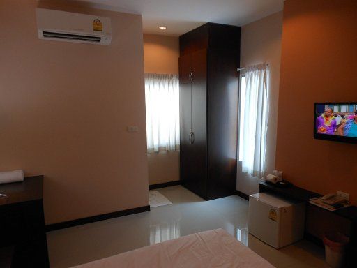 777 Hometel Hotel, Nakhon Phanom, Thailand, Zimmer 210 mit Klimaanlage, großem Schrank und zwei Fenstern