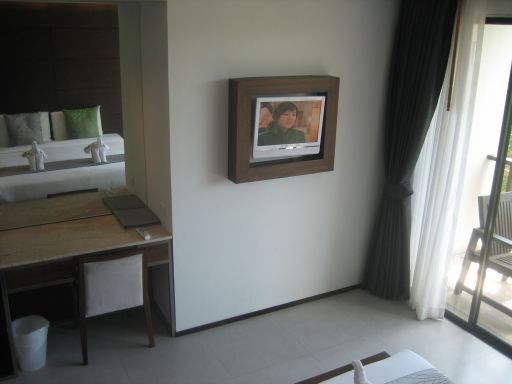 Aree Tara Resort, Ao Nang, Krabi, Thailand, Zimmer mit LCD Fernseher, Wandtisch, Spiegel und Stuhl