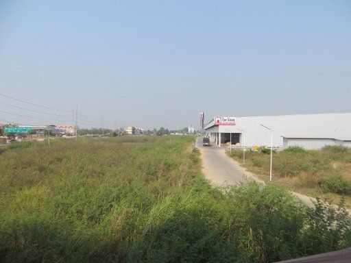 Baan San Poom, Phitsanulok, Thailand, Blick aus dem Fenster auf die Lagerhalle von Thai Watsadu