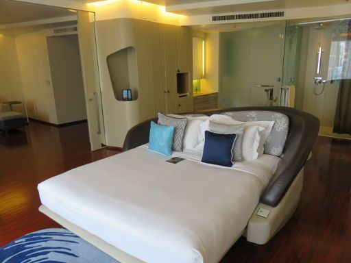 Baraquda Pattaya – MGallery by Sofitel, Pattaya, Thailand, Baraquda Suite 4019 mit Doppelbetten, Durchgang, Schrank mit Minisafe, Waschtisch, WC und Duschkabine