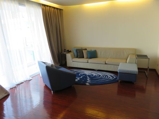 Baraquda Pattaya – MGallery by Sofitel, Pattaya, Thailand, Zimmer 4019 mit Nebenraum, Sofa, Sessel, Tisch, Fenster, Balkon und Flachbildfernseher