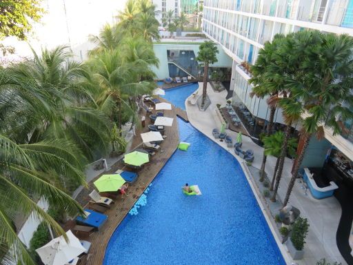 Baraquda Pattaya – MGallery by Sofitel, Pattaya, Thailand, Aussicht aus dem Zimmer 4019 Richtung Schwimmbecken