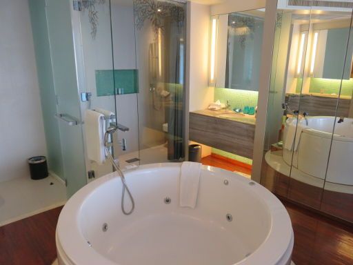 Baraquda Pattaya – MGallery by Sofitel, Pattaya, Thailand, Bad mit Badewanne, WC, Regenschauerdusche und Waschtisch