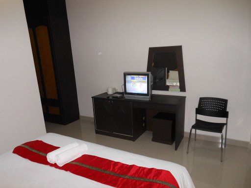 Bouquet Boutique Hotel, Udon Thani, Thailand, Zimmer 202 mit CRT Fernseher, Wandtisch, Spiegel, Kühlschrank und Stuhl