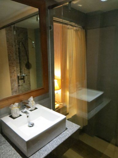 Casa Del M Resort, Patong, Phuket, Thailand, Bad mit Waschtisch, Dusche und Fenster zum Zimmer