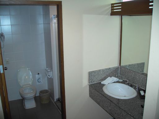 Central Duangtawan Hotel, Chiang Mai, Thailand, Badezimmer mit Waschtisch, WC, Badewanne, Dusche, Mini Safe, Schrank