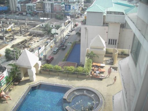 Central Duangtawan Hotel, Chiang Mai, Thailand, Schwimmbecken und Blick aus dem Zimmer