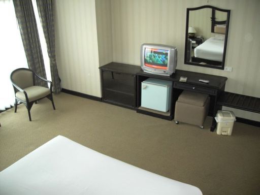 Chiangmai Holiday Hotel, Chiang Mai, Thailand, Standardzimmer mit Fernseher, Kofferablage, Kühlschrank