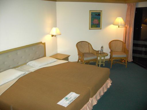 City Beach Resort, Hua Hin, Thailand, Standardzimmer mit Doppelbett, 2 Stühlen, großem Fenster