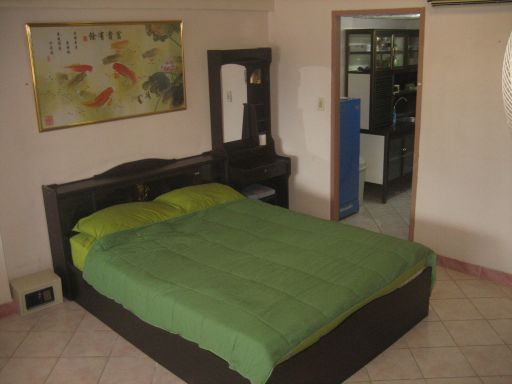 Dolphin Apartment, Zimmer Nummer 12, Pattaya, Thailand, Schlafzimmer mit Doppelbett und Durchgang zur Küche