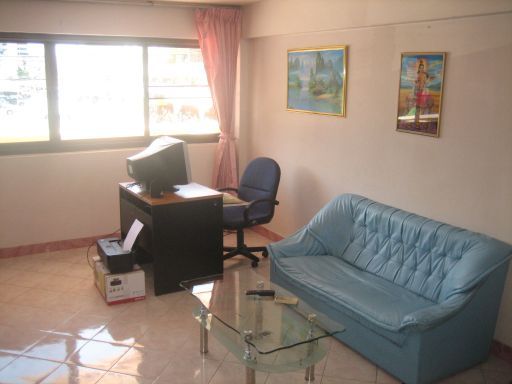 Dolphin Apartment, Zimmer Nummer 12, Pattaya, Thailand, Wohnzimmer mit Couch, Glastisch, PC Tisch und Fenster