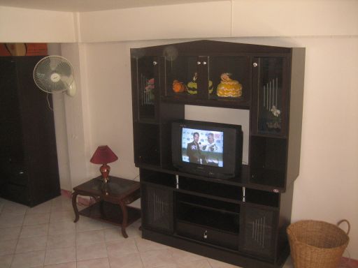 Dolphin Apartment, Zimmer Nummer 12, Pattaya, Thailand, Wohnzimmer mit Wandschrank und Daewoo Fernseher