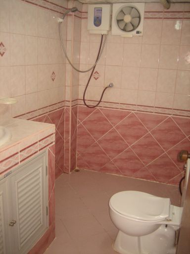 Dolphin Apartment, Zimmer Nummer 12, Pattaya, Thailand, Bad mit WC und offener Dusche